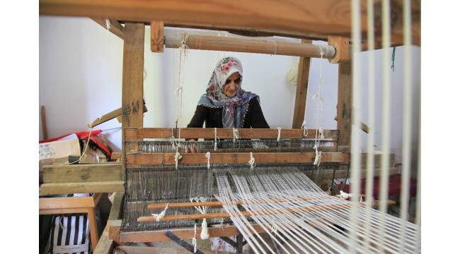 A local woman weaving kilim in Kayseri / Turkey