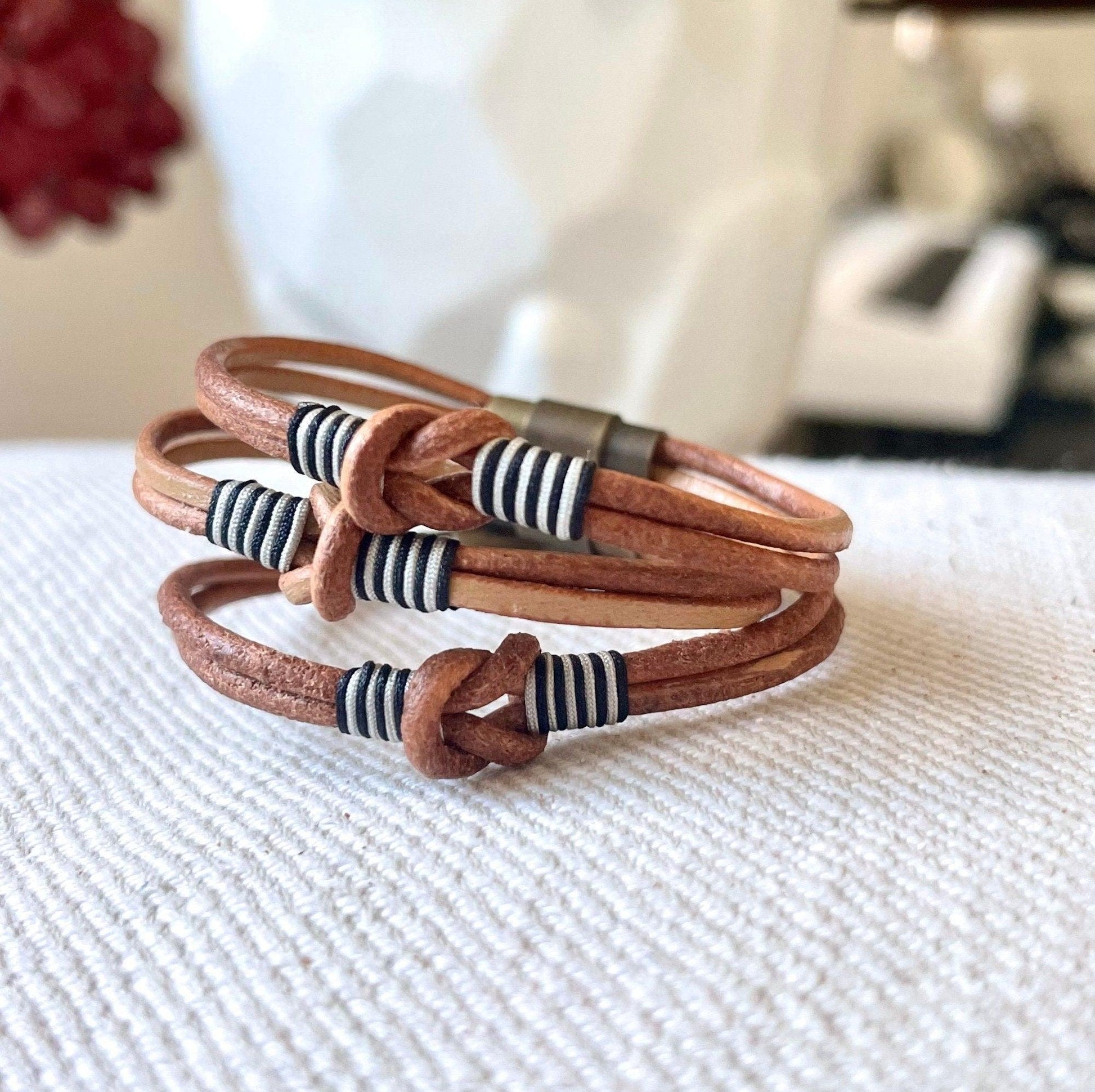 Family bracelet set for 3 | Mom, Dad and Kid armbands in ring leather, 3 different sizes - BeachPerfect.de