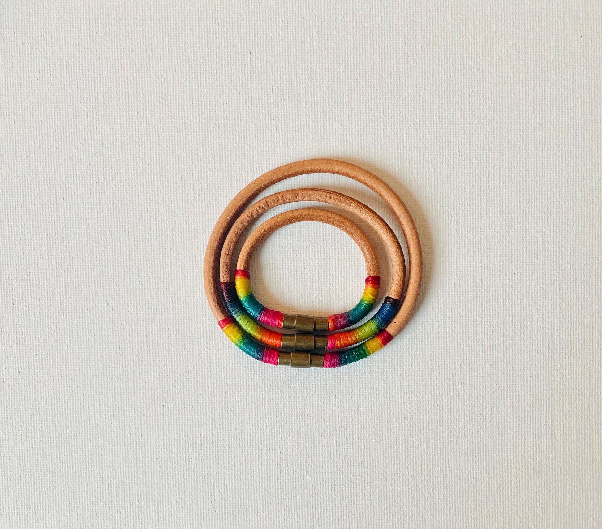 Family bracelet set rainbow for 3 | Mom, Dad and Kid armbands in ring leather, 3 different sizes - BeachPerfect.de