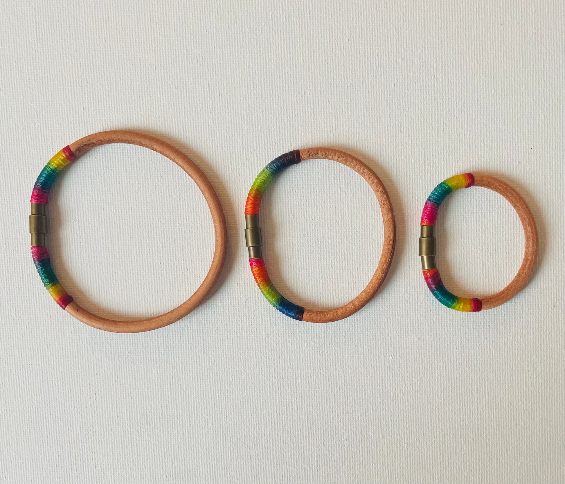 Family bracelet set rainbow for 3 | Mom, Dad and Kid armbands in ring leather, 3 different sizes - BeachPerfect.de
