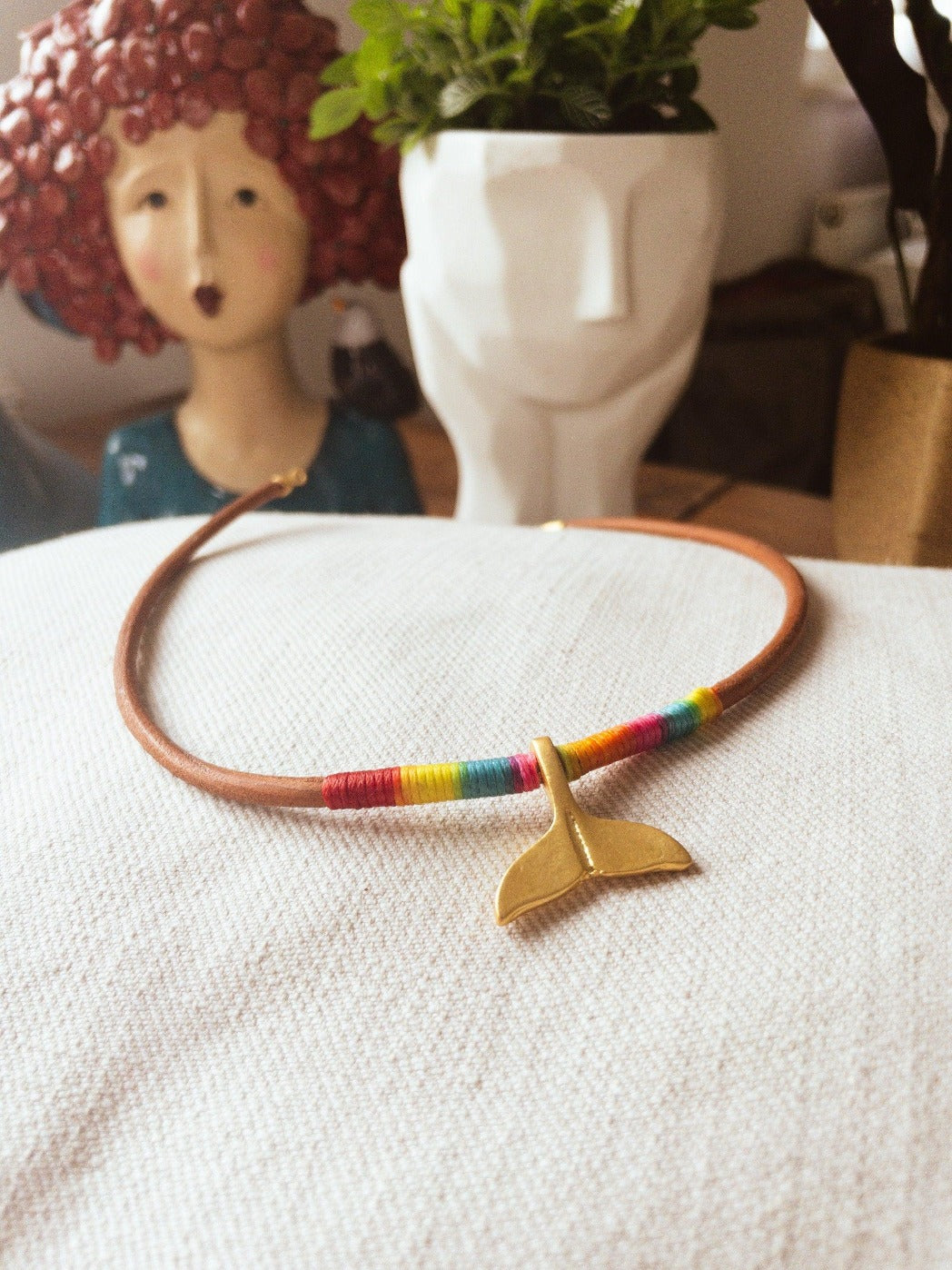 Handmade Ring Leather Pride Necklace with a whale tail charm Pendant made from gold plated brass | Leather Choker - BeachPerfect.de
