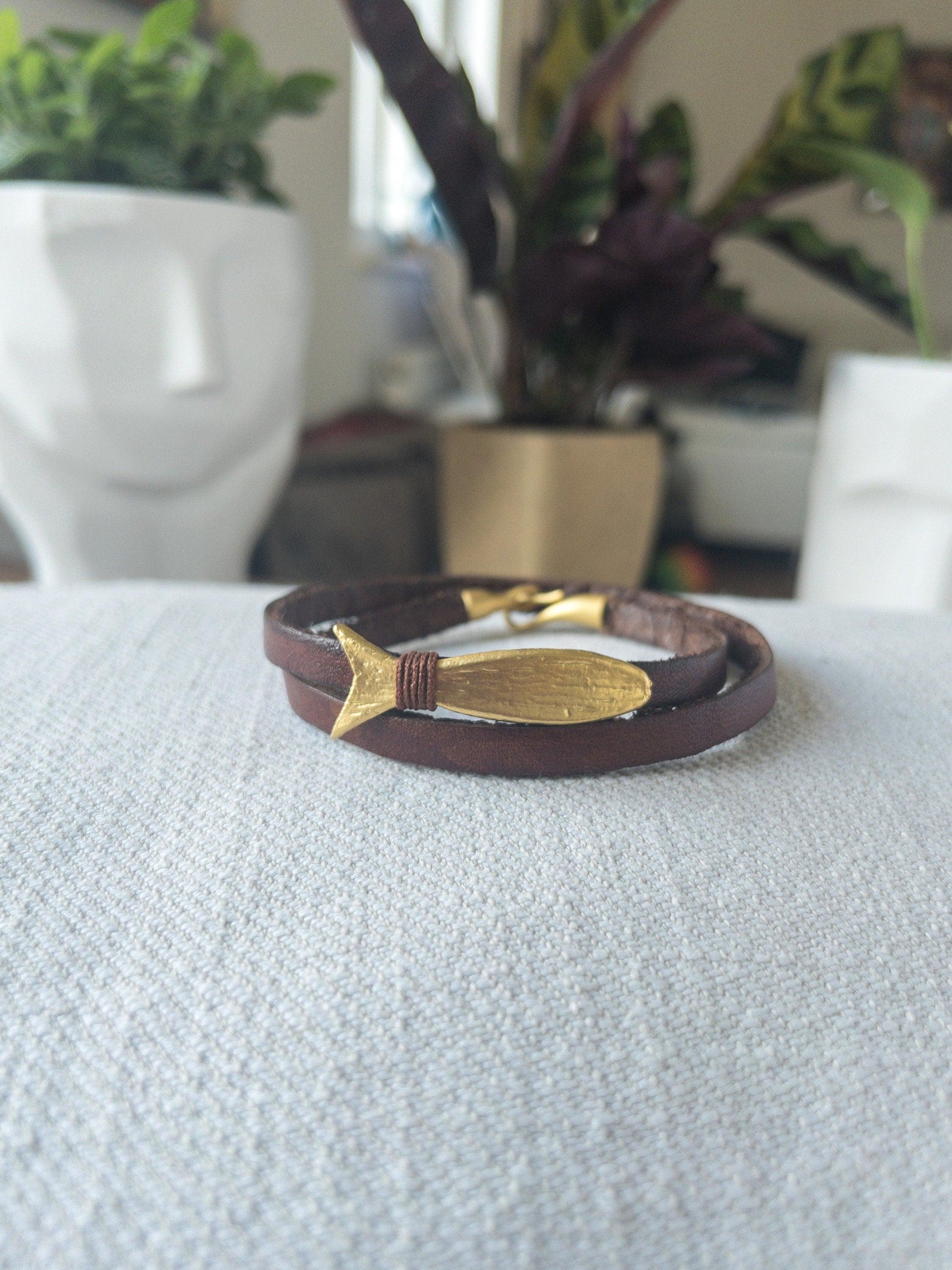 Leather Wrap Bracelet with a gold plated Fish - BeachPerfect.de