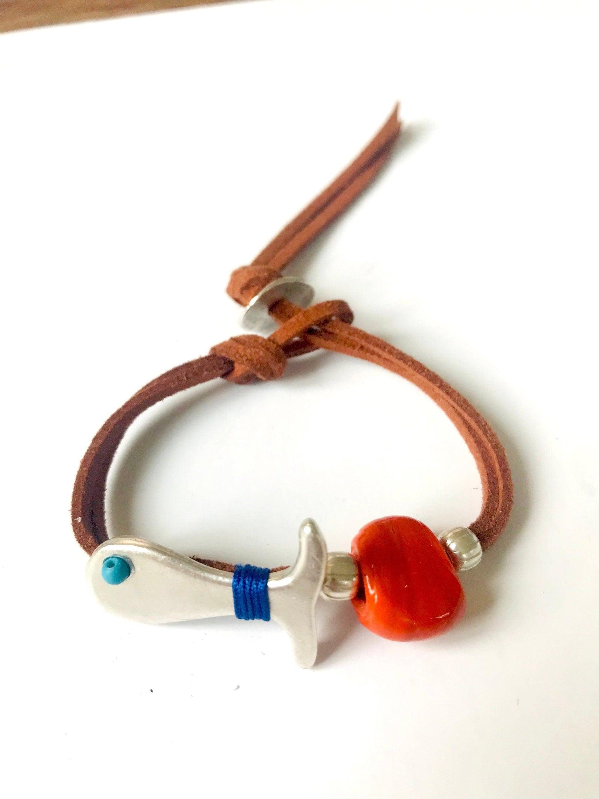 Suede leather adjustable armband bracelet with a silver fishBeachPerfect.de