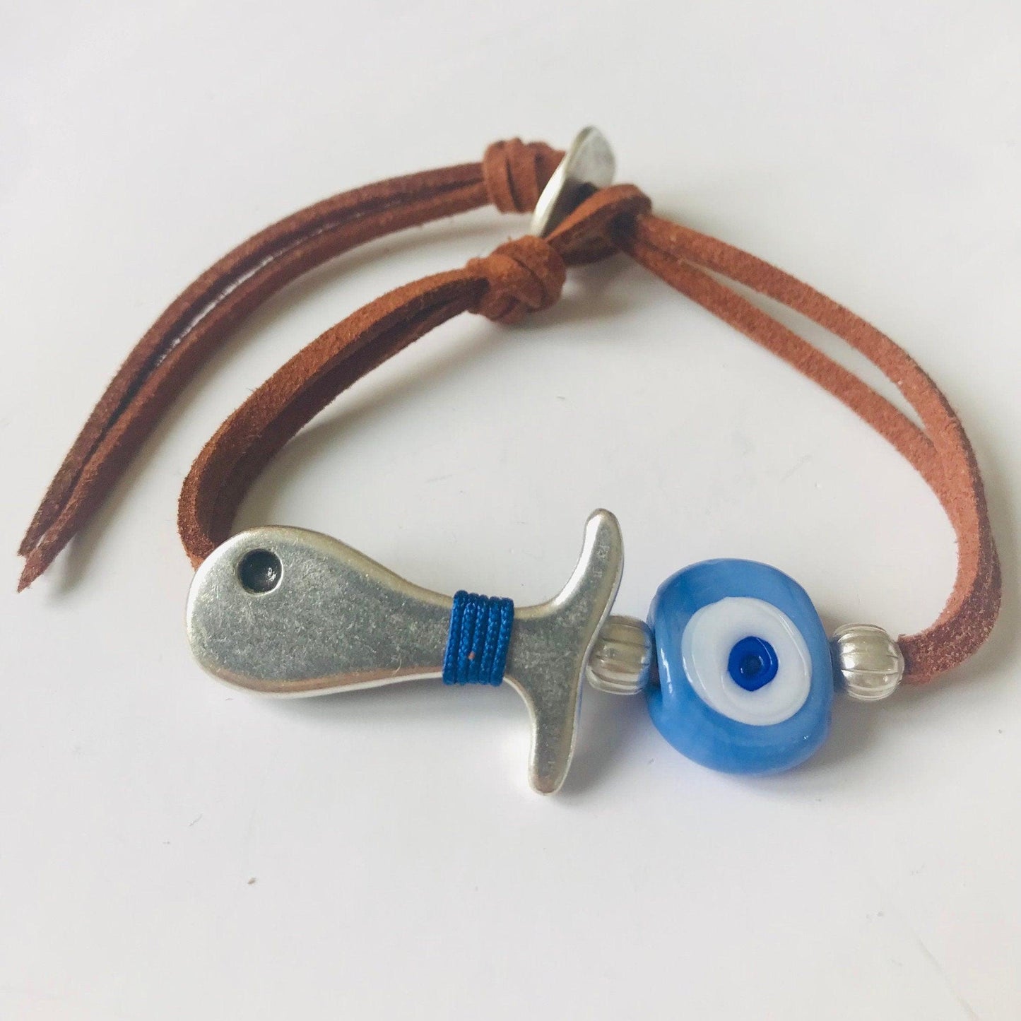 Suede leather adjustable armband with an evil eye - BeachPerfect.de