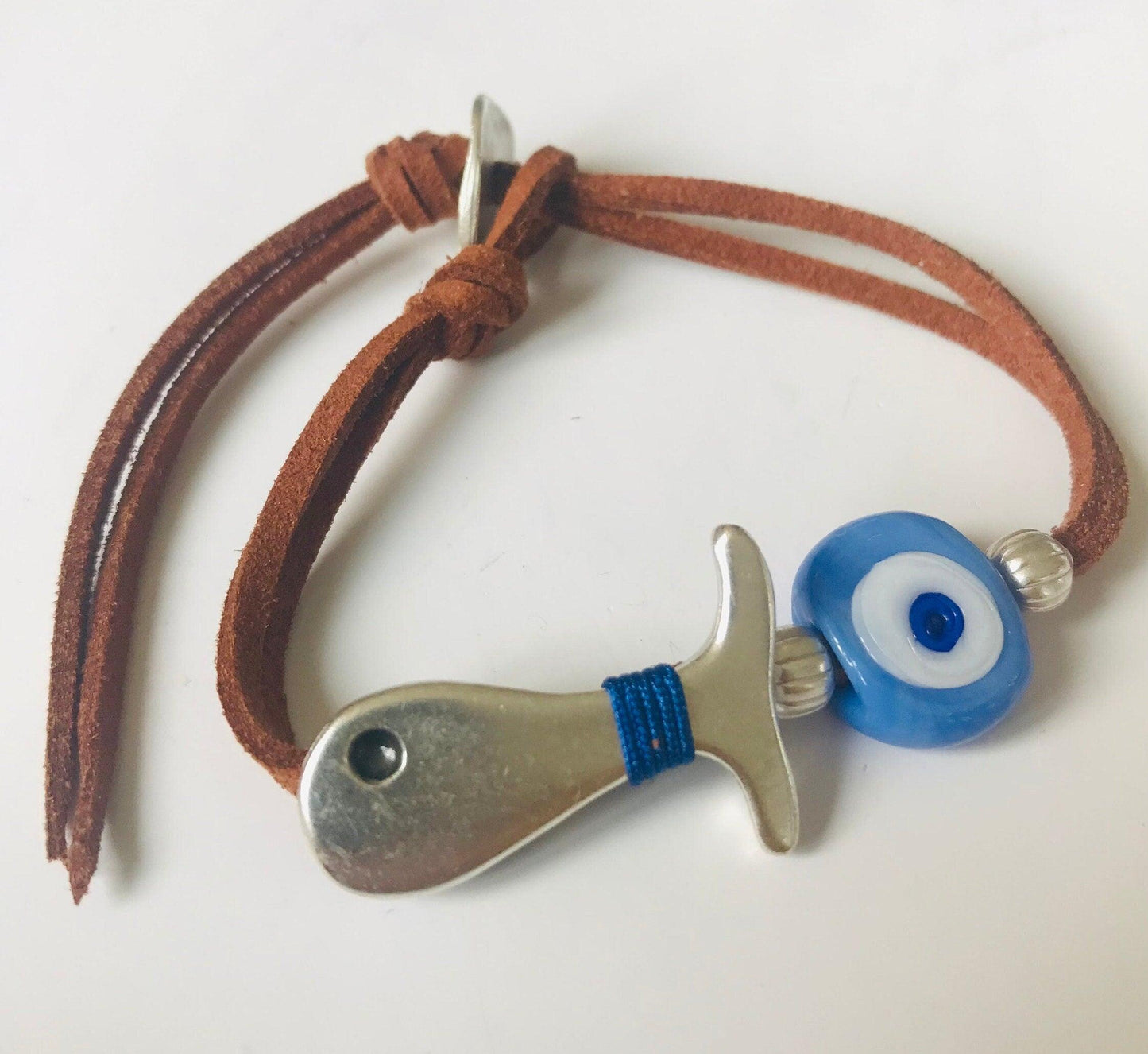 Suede leather adjustable armband with an evil eye - BeachPerfect.de